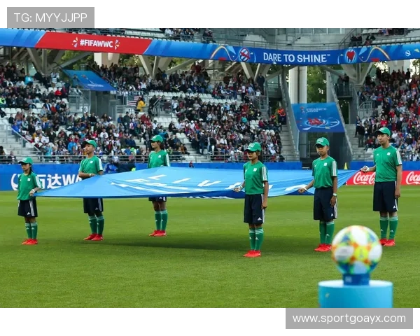 里根·史密斯打破世界纪录，泳坛新星闪耀赛场